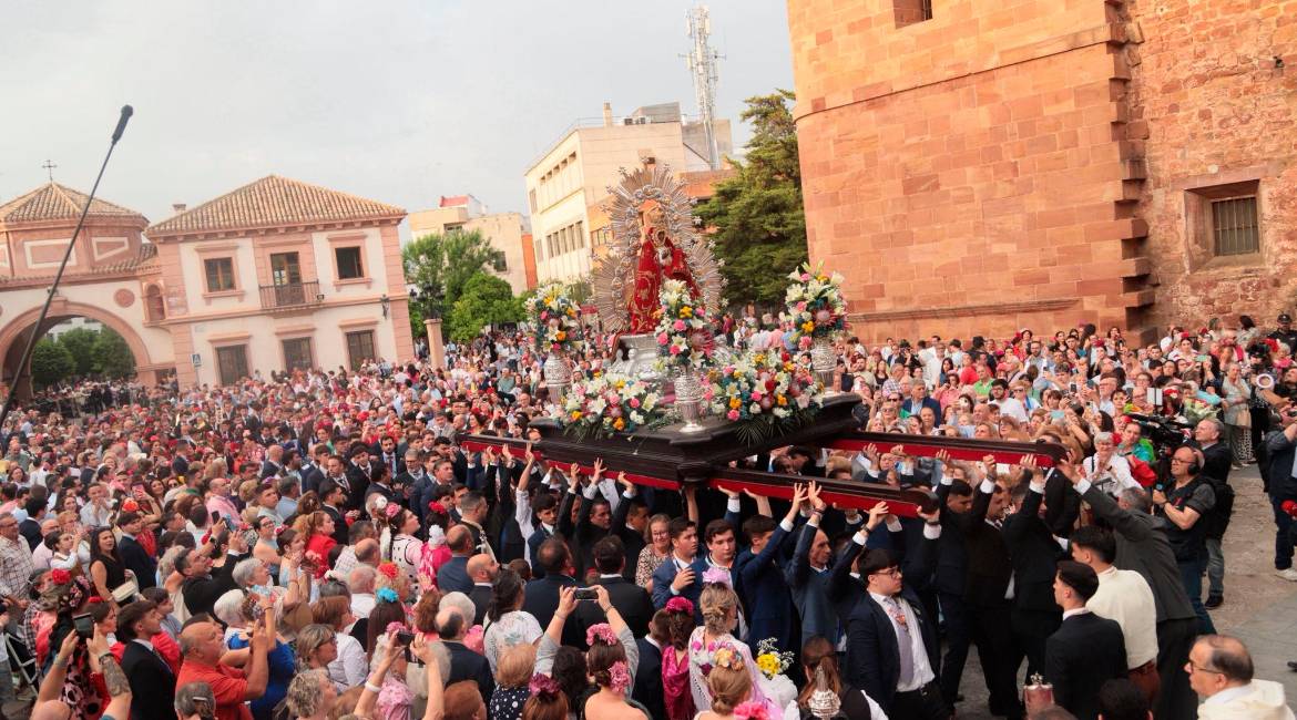 Ofrenda floral realizada a la Virgen de la Cabeza durante el viernes. / A. Muñoz.