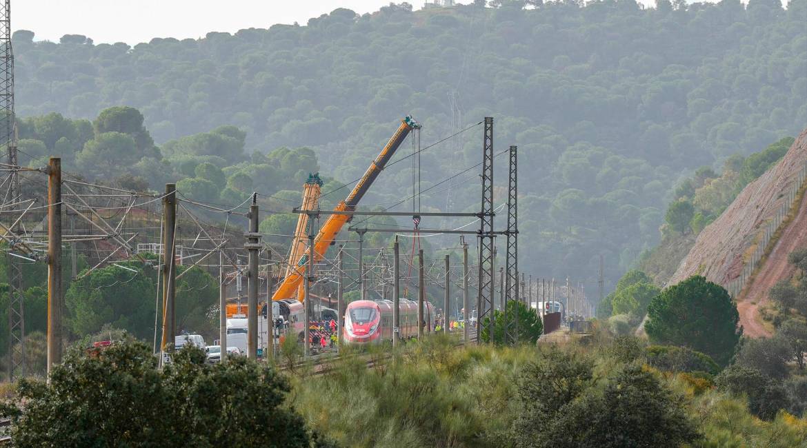 Trabajos de rescate de los convoyes de trenes accidentados en la zona del suceso en Adamuz, a 22 de enero de 2026. / Francisco J. Olmo / Europa Press.