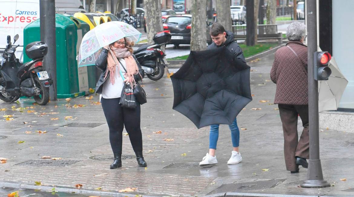 Las fuertes rachas de viento frenan el paso de los viandantes. Archivo. / Diario JAÉN.