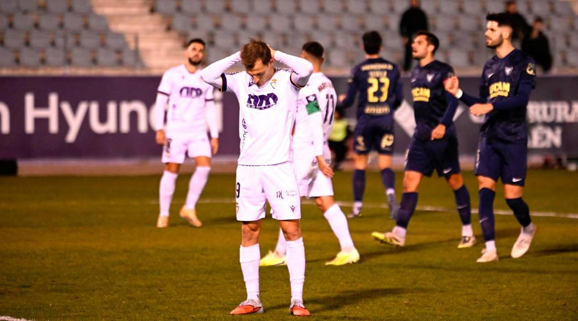 Pablo García se lamenta después de fallar el penalti en la recta final del partido. / Juande Ortiz.