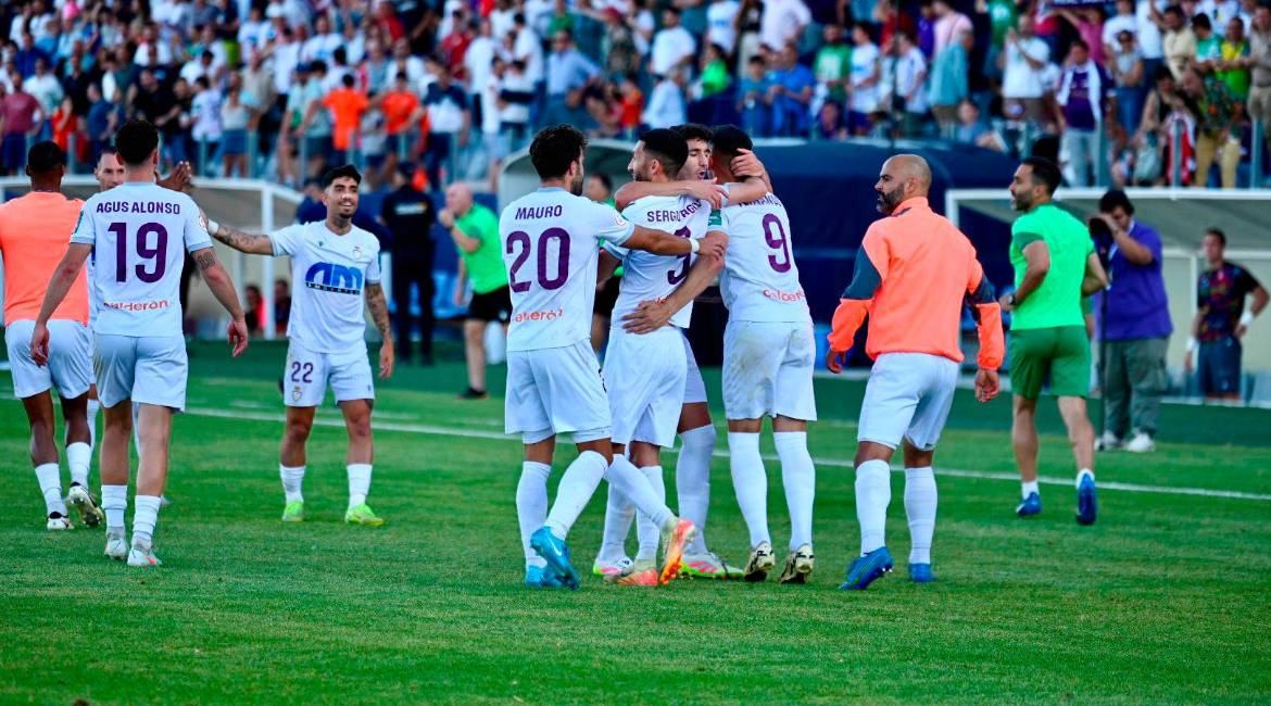 Jugadores del Real Jaén celebran el gol de Fernando. /Juande Ortiz.