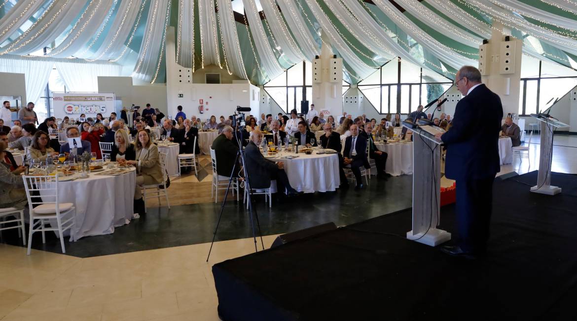 Julio Millán Medina, presidente de Edad Dorada-Mensajeros de la Paz Andalucía, durante su intervención en una nueva edición de los DIálogos “Jaén Nuevo Milenio”. / Jason Moyano / Diario JAÉN.