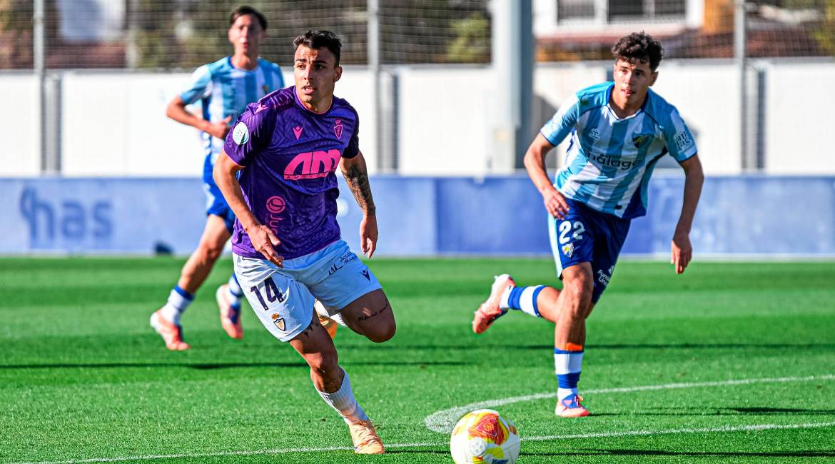 Iván Breñé conduce el balón durante el partido. / Real Jaén.