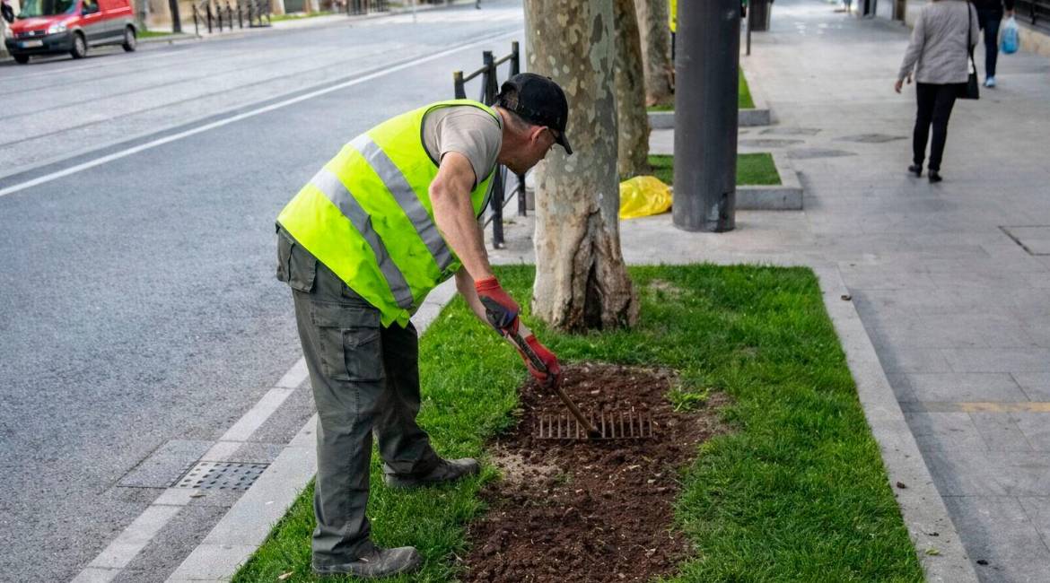 Un trabajador del CEE realiza labores de mantenimiento. / Ayuntamiento de Jaén.