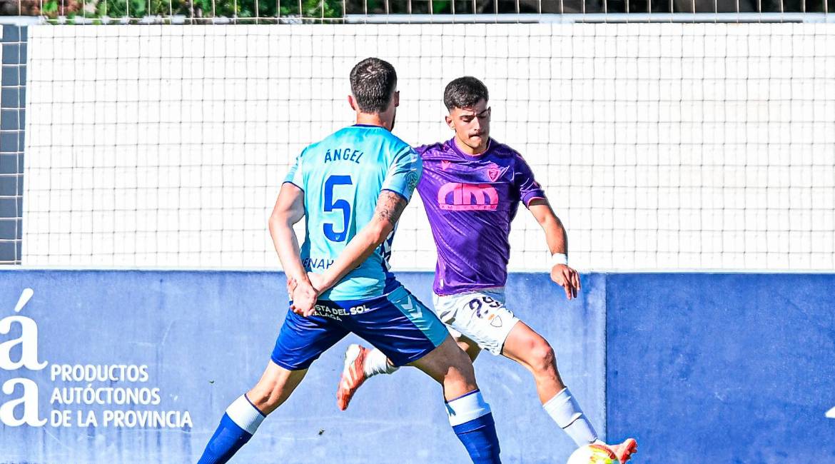 David Serrano intenta un centro ante Ángel, del Atlético Malagueño. / Real Jaén.