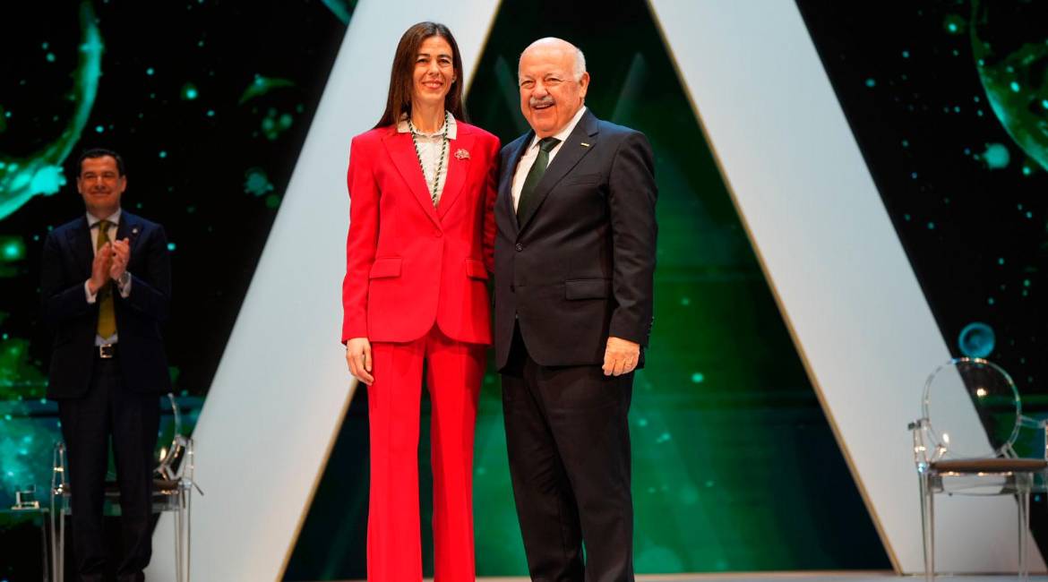 Rosa María Rodríguez posa con la Medalla de Andalucía de la Investigación, la Ciencia y la Salud. / Junta de Andalucía.