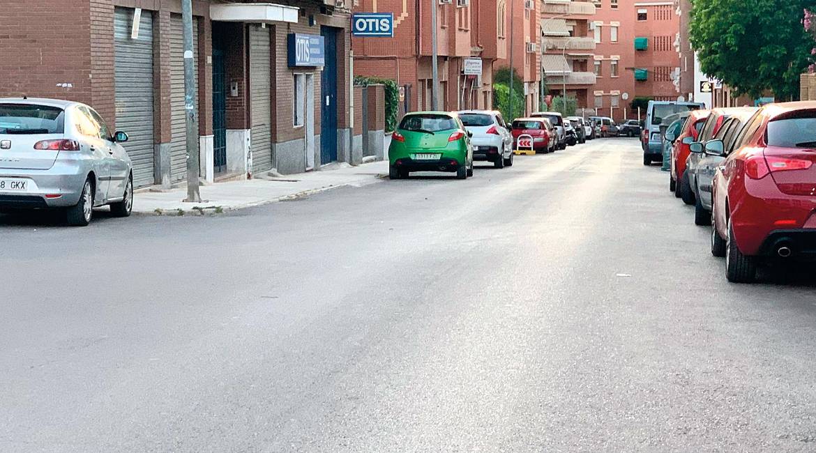 El vehículo estaba aparcado en la calle Pintor El Greco con el menor dentro y tenía los cristales tintados. / Ana Belén Portellano. 