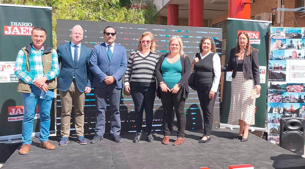 Antiguos alumnos posan junto a la adjunta a la Dirección de Diario JAÉN, Ana Gómez. / A. Muñoz.