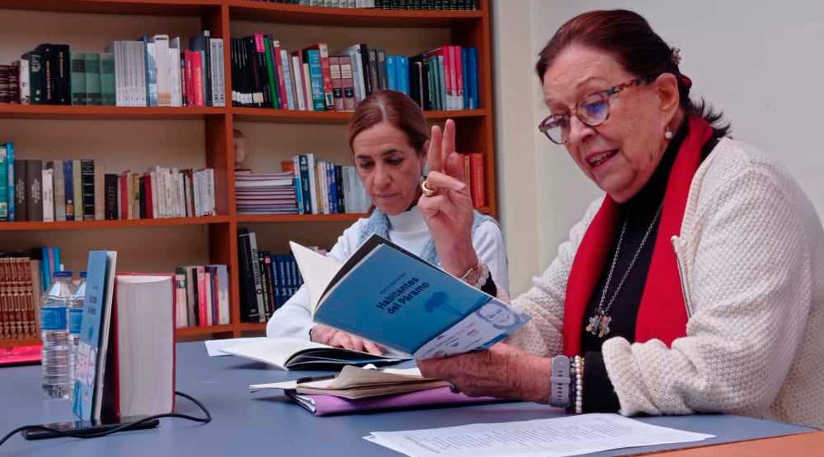 Manuela Rosa Jaenes y Socorro Mármol BrÍs durante la presentación de “Habitantes del páramo” en Pegalajar. / Fran Miranda / Diario JAÉN.