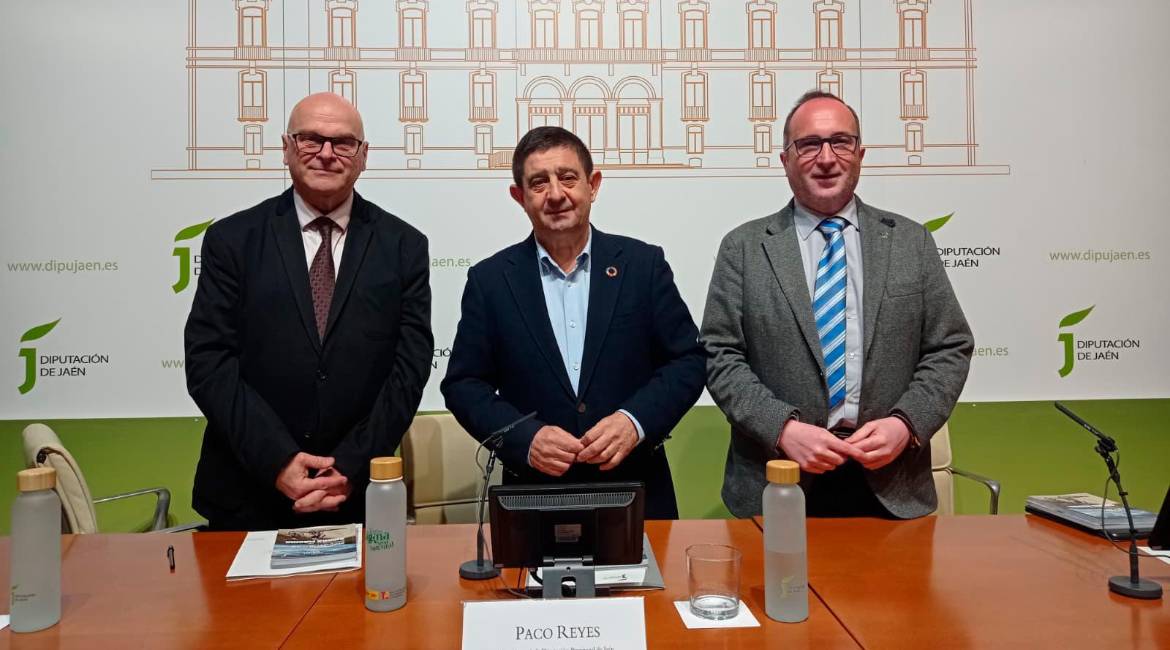 El subdelegado del Gobierno de España en Jaén, Manuel Fernández; el presidente de la Diputación Provincial, Paco Reyes; y el delegado territorial de Cultura, Turismo y Deporte de la Junta de Andalucía, José Ayala. / Fran Miranda / Diario JAÉN.