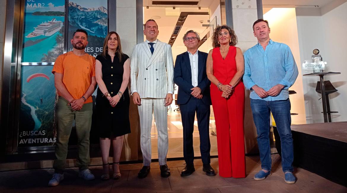 Antonio Hervás, Mariola Aranda, José Luis Martín, Enrique Mendoza, Rosario Jódar y Michel Rentero, en la puerta de la oficina.
