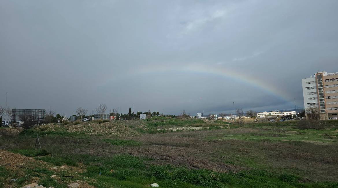 Arcoiris sobre el Bulevar tras un día de lluvia durante esta semana. Archivo. / Diario JAÉN.
