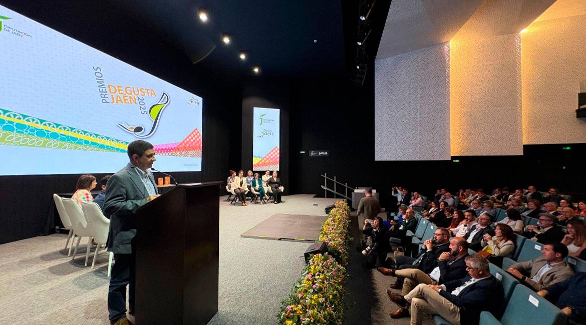 El presidente de la Diputación, Paco Reyes, durante su intervención en los XII Premios Degusta Jaén. / Diputación de Jaén.