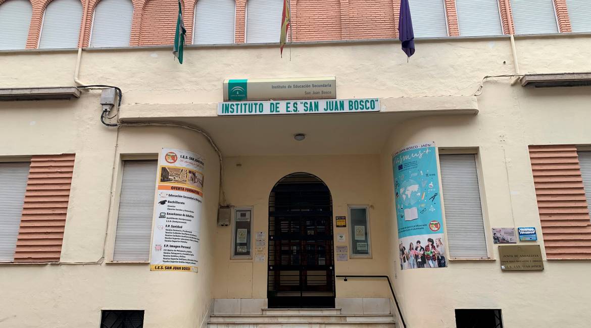 Fachada del Instituto San Juan Bosco, donde cursaban este año las dos adolescentes fallecidas.