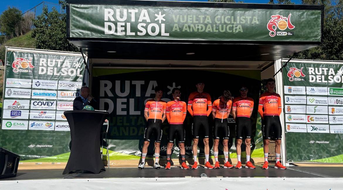 El equipo Euskaltel_Euskadi, antes del inicio de la etapa 2 de la Vuelta a Andalucía con inicio en Torrox. / ‘X’.