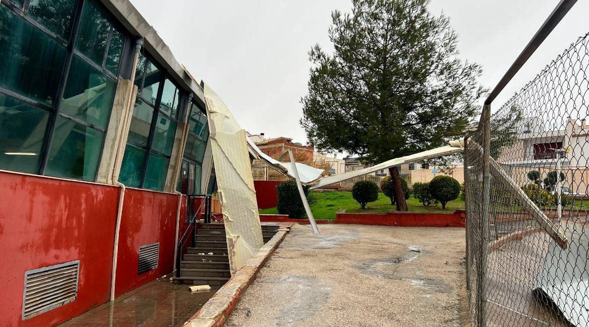 Parte de la cubierta del complejo deportivo arrancada por el aire. / Jason Moyano / Diario JAÉN.