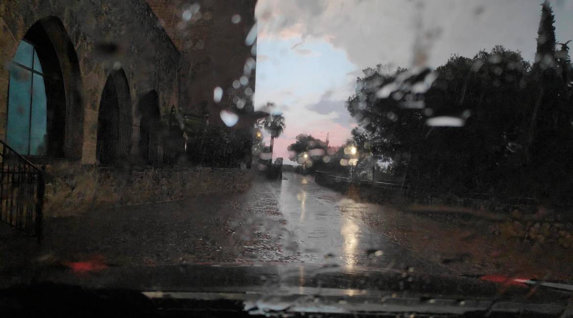 La tarde de lluvia de este martes, 1 de julio, en el Castillo de Santa Catalina.