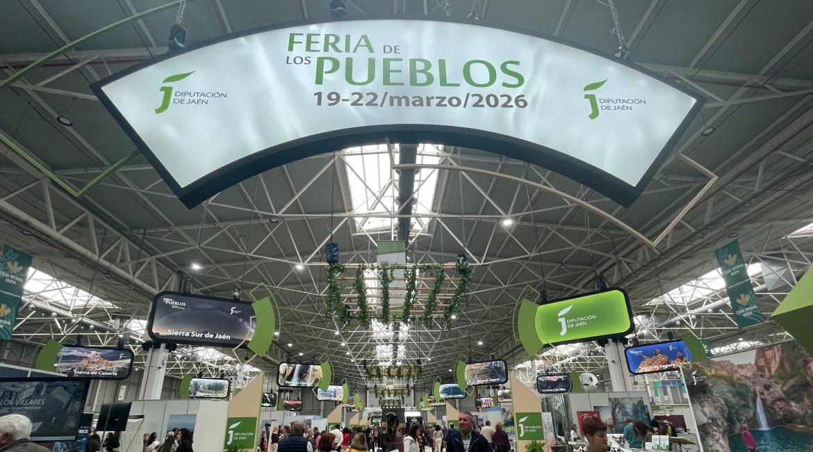 Asistentes a la Feria de los Pueblos celebrada en Ifeja la pasada semana. / A. Bravo.