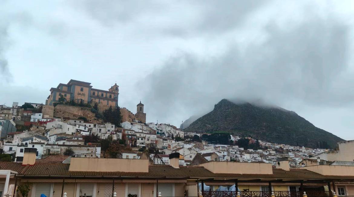 Vistas al Santuario de María Santísima de la Villa y a la Peña de Martos, en el día de ayer, con el paso de la borrasca Francis. / Diario JAÉN.