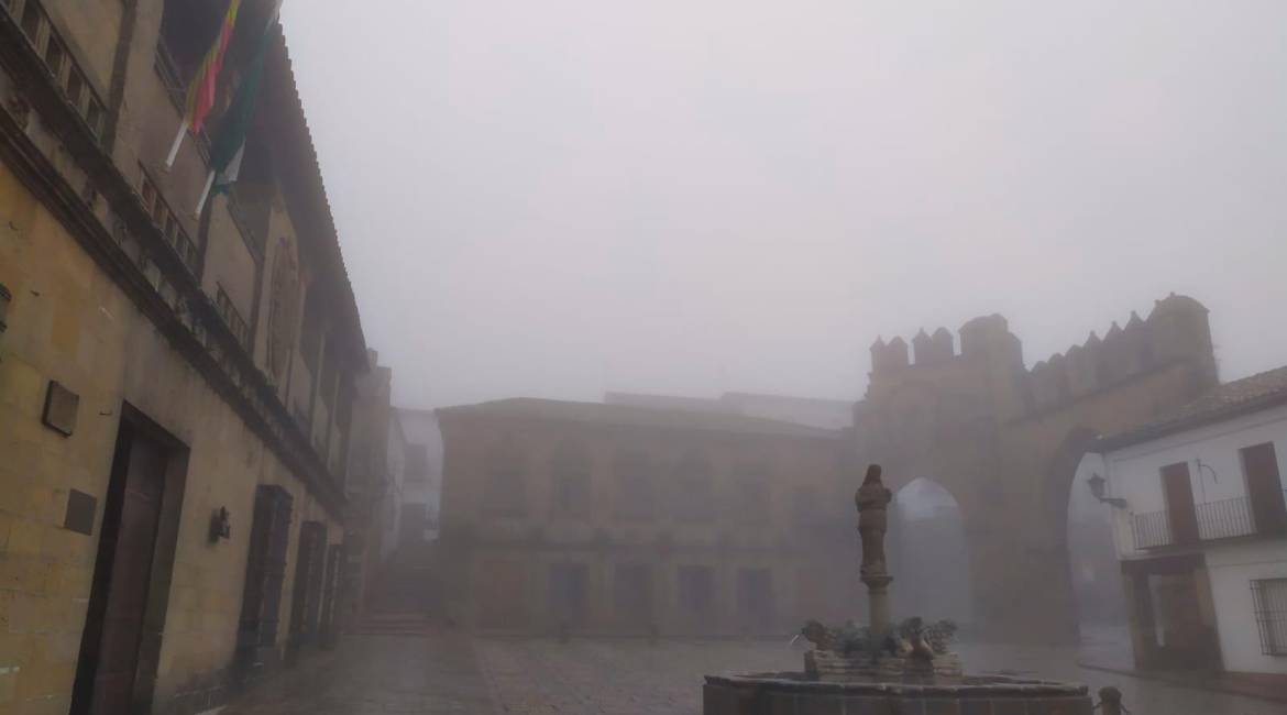 Paisaje de niebla en el centro histórico de Baeza. / Diario JAÉN.