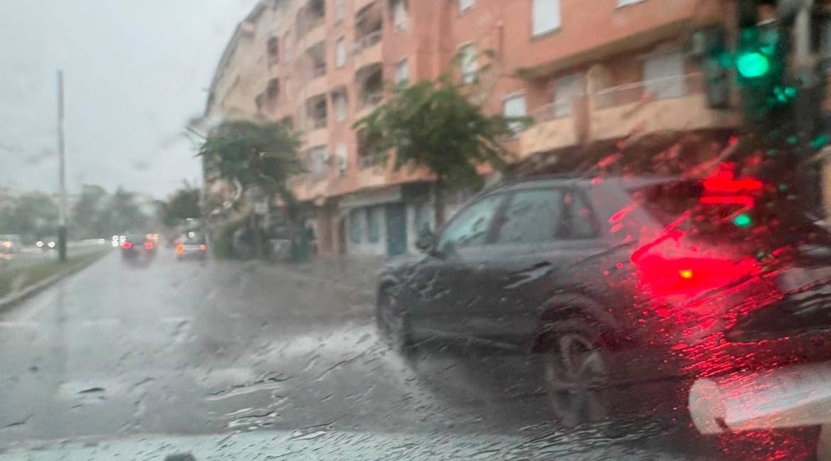El paso de un coche, esta tarde, por la capital. / Diario JAÉN.