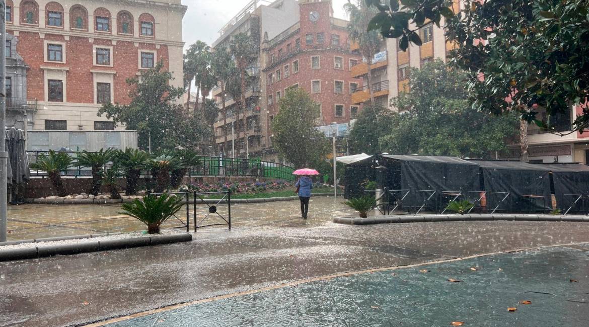 Lluvia intensa en el centro de Jaén. Archivo. / Jason Moyano / Diario JAÉN.