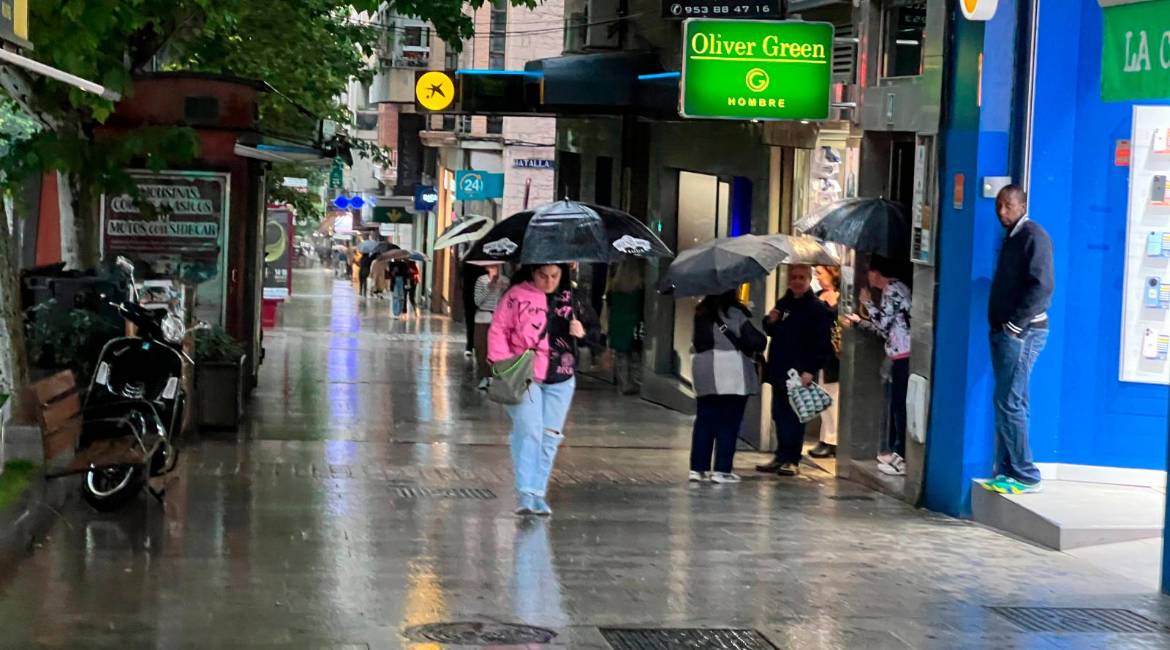 Viandantes por Paseo de la Estación durante un día de lluvia. Archivo. / Diario JAÉN.