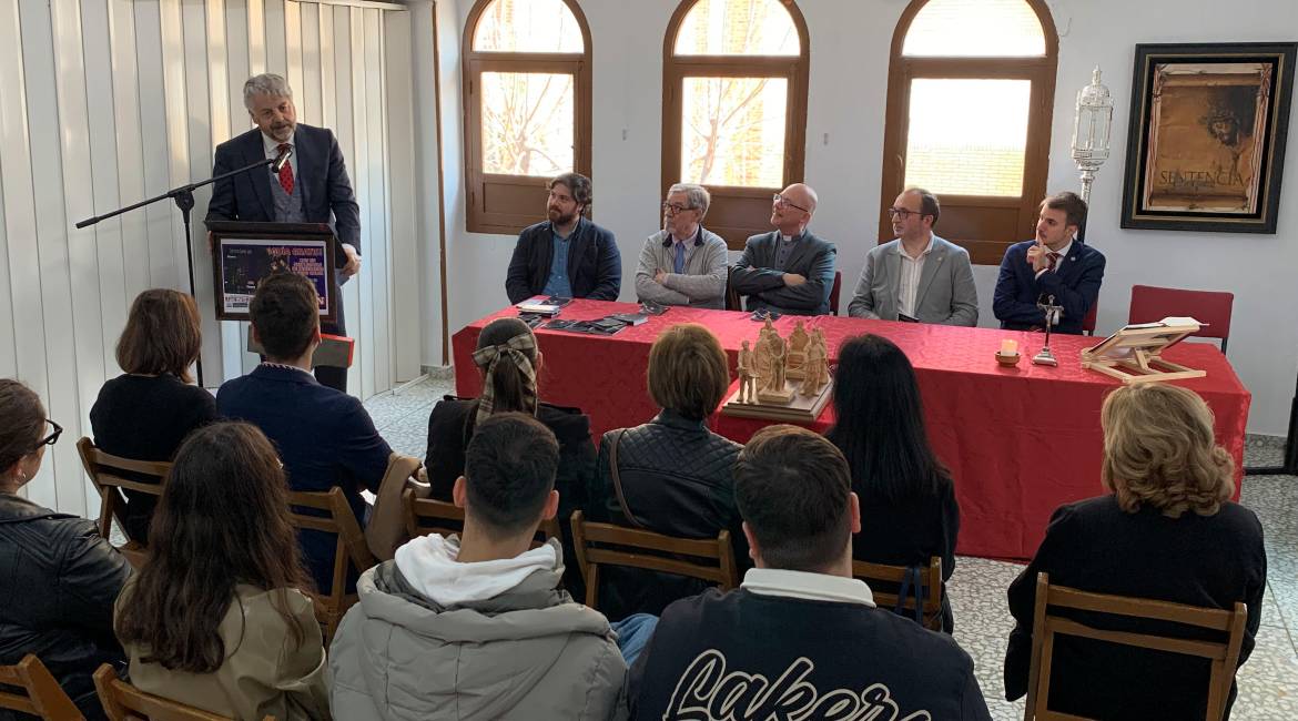 Presentación de la Guía de Itinerarios de Semana Santa de Diario JAÉN. En el atril, el director de Diario JAÉN, Juan Espejo; en la mesa, José Blanca, Francisco Sierra, Mariano Cabeza, José Ayala y José Antonio Romero. / Pablo Espinosa / Diario JAÉN.