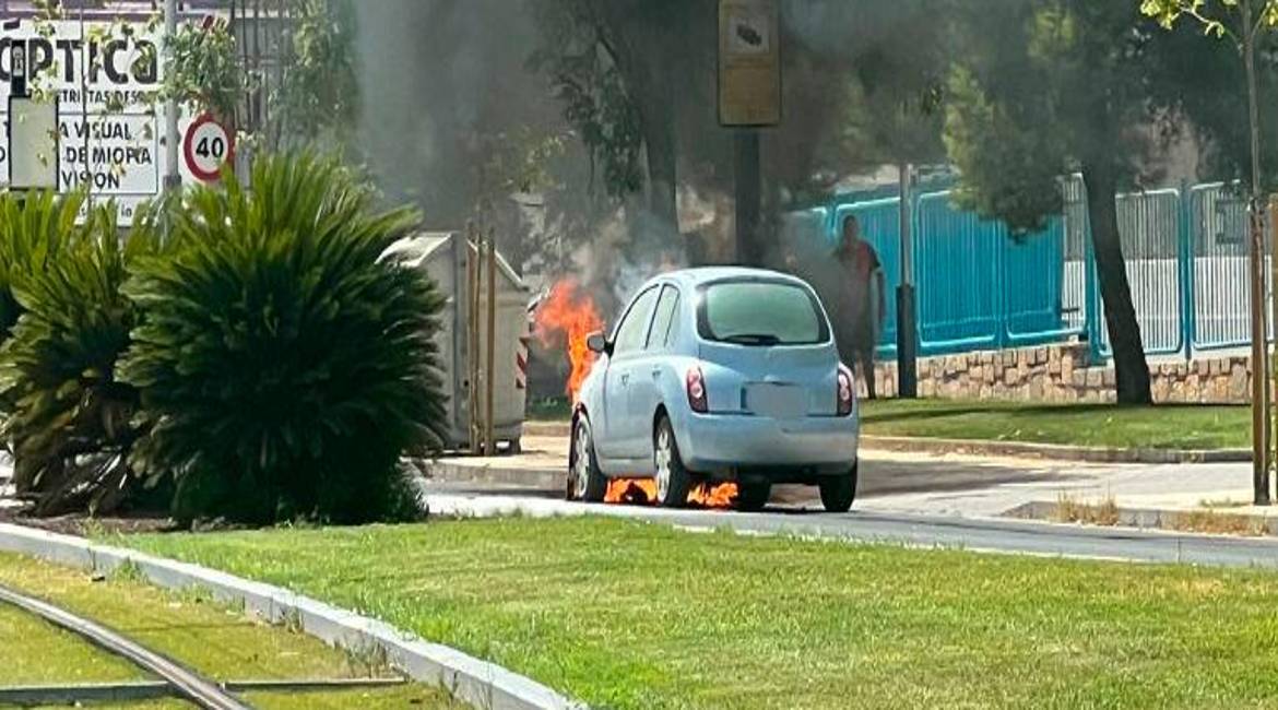Vista del coche calcinado frente a la fábrica de Family Biscuits. / Jason Moyano / Diario JAÉN.