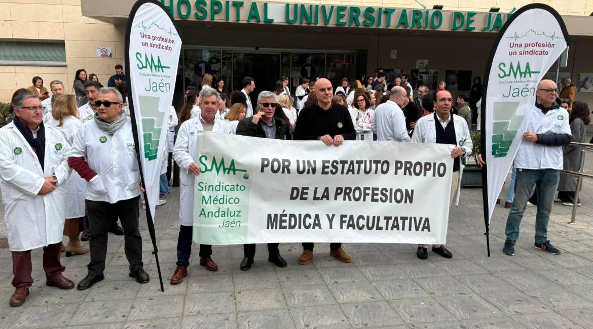 Manifestación a las puertas del Hospital de Jaén. / Juanfran Paredes / Diario JAÉN.
