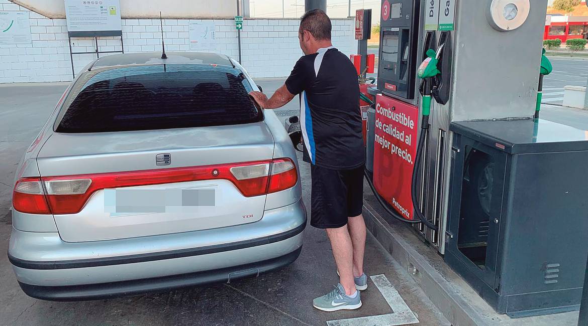 Un usuario de una gasolinera de Jaén llena el depósito de su vehículo. / Pablo Espinosa / Diario JAÉN. 