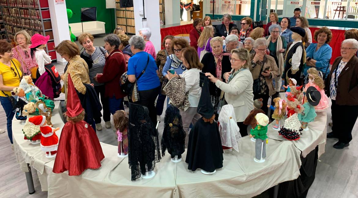 Mujeres Jaeneras visita la exposición de Conchi Robles. / Pablo Espinosa / Diario JAÉN.