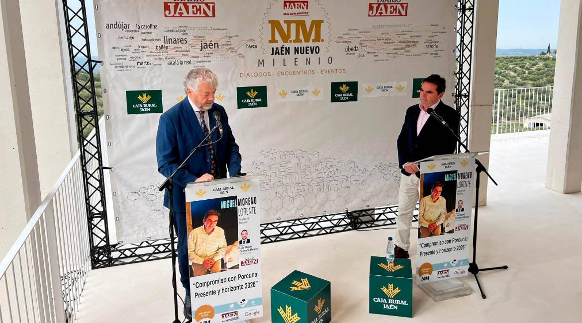 El director de Diario JAÉN, Juan Espejo, y el alcalde de Porcuna, Miguel Moreno, durante el turno de pregunta de esta nueva edición de Diálogos “Jaén Nuevo Milenio”. / Jason Moyano / Diario JAÉN.