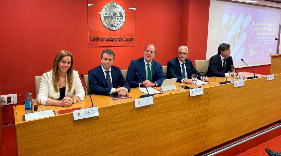 Eva Murgado, Julio Millán, Nicolás Ruiz, Lucas Ruiz y Bruno García durante la presentación del primer estudio sobre comercio minorista de proximidad en Jaén. / Álex Gómez / Diario JAÉN.