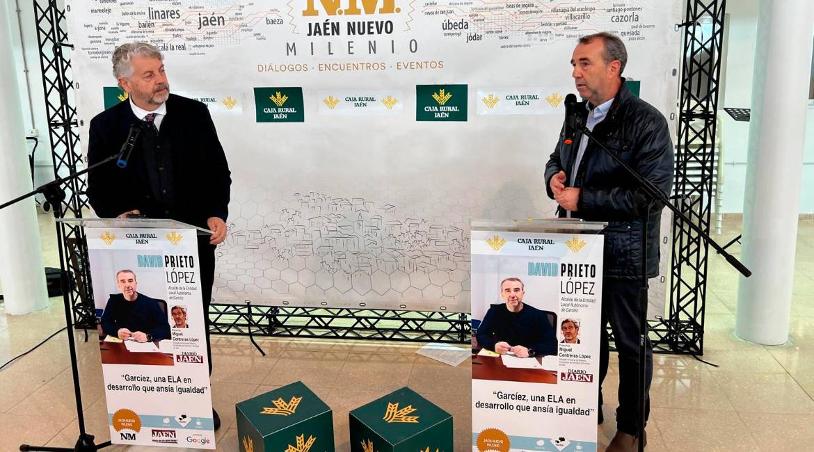 Juan Espejo, director de Diario JAÉN, y David Prieto, alcalde presidente de Garcíez, durante la nueva edición de Diálogos “Jaén Nuevo Milenio”. / Jason Moyano / Diario JAÉN.