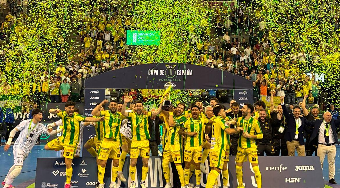 Mati Rosa y Míchel levantan la cuarta Copa de España del Jaén Paraíso Interior. / Á. Gómez.