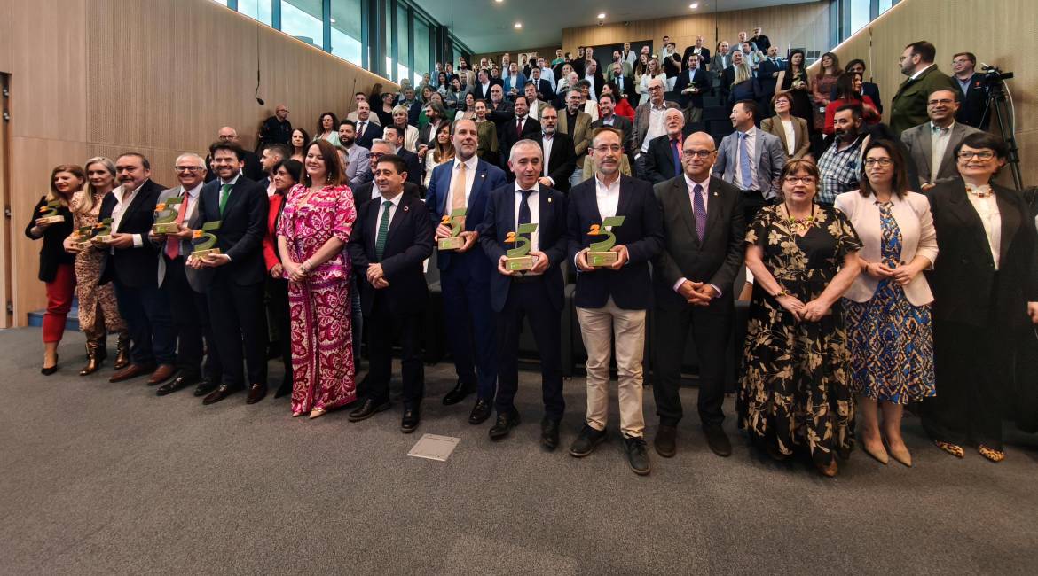 Personalidades y colectivos premiados se fotografían con las autoridades y las empresas que forman parte de Geolit. / Álex Gómez / Diario JAÉN.