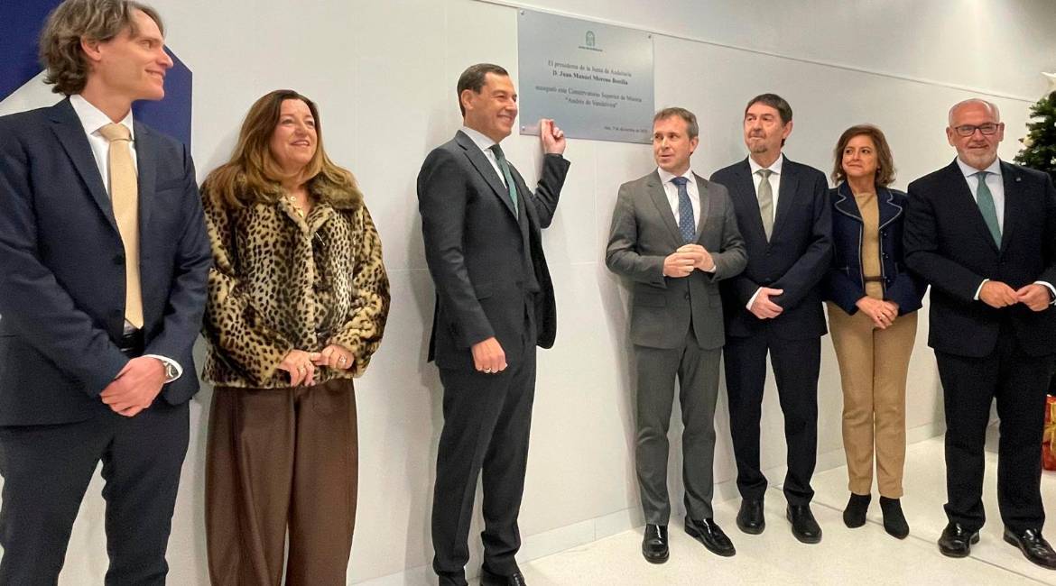 Rubén Fernández, María del Carmen Castillo, Juanma Moreno, Julio Millán, Abelardo de la Rosa, Catalina García y Jesús Estrella, junto a la placa de inauguración del centro. / Ana Isabel Bravo / Diario JAÉN.