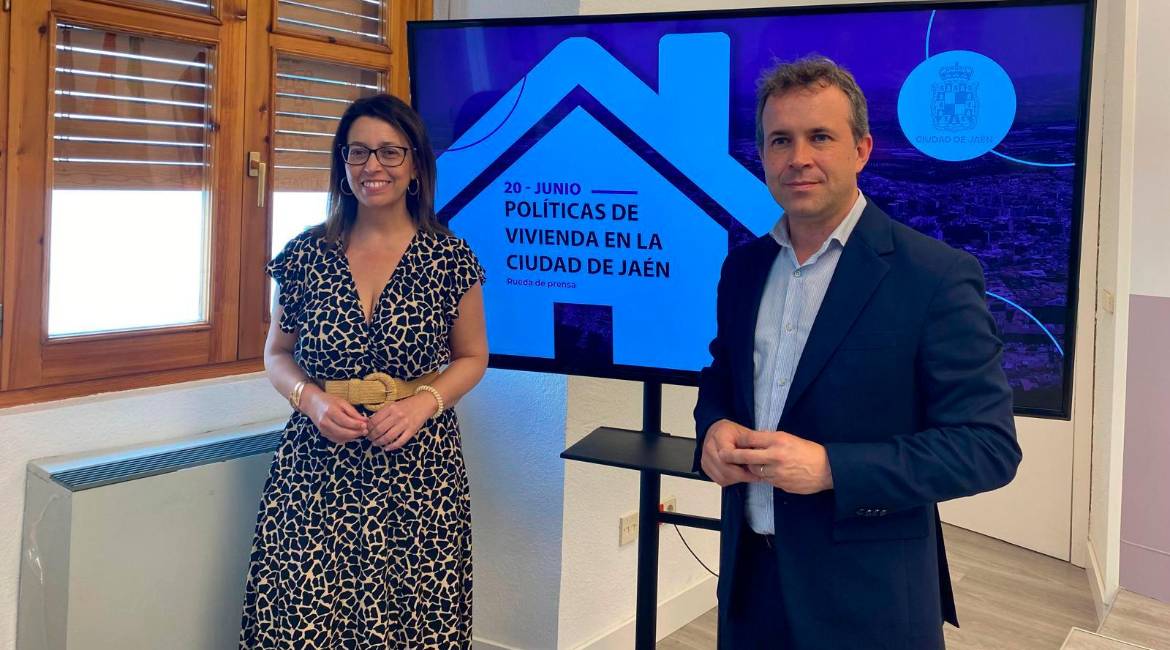 África Colomo presenta junto a Julio Millán las políticas de vivienda de la ciudad de Jaén. / Juanfran Paredes / Diario JAÉN. 