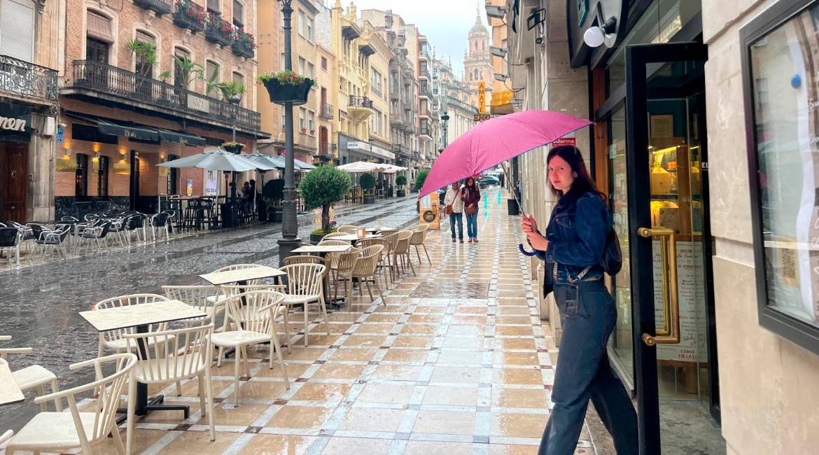 Viandante por Bernabé Soriano durante un día de lluvia. Archivo. / Diario JAÉN.
