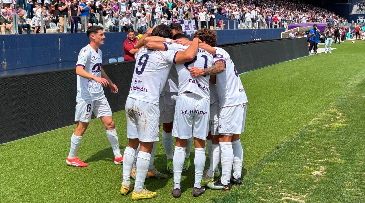 Los jugadores del Real Jaén abrazan a Marco Siverio después de marcar. / Álex Gómez