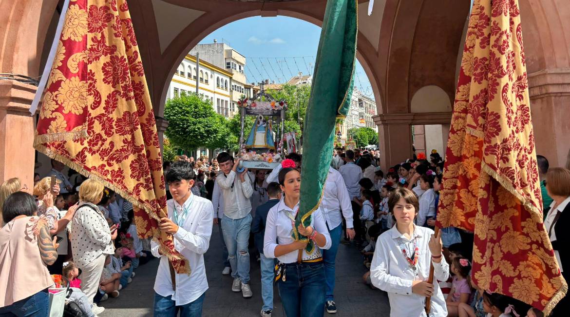 Los centros educativos participan en la procesión, enmarcada en la romería y ofrenda floral escolar, por las calles de Andújar, como antesala al fin de semana. / Álex Gómez / Diario JAÉN.