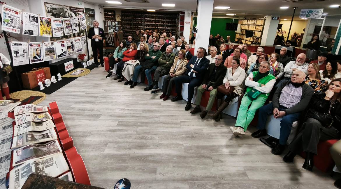 La sede corporativa de Diario JAÉN, a rebosar, durante el encuentro con los suscriptores más fieles; iniciativa enmarcada en la celebración del 85 aniversario del periódico. / Agustín Muñoz / Diario JAÉN.