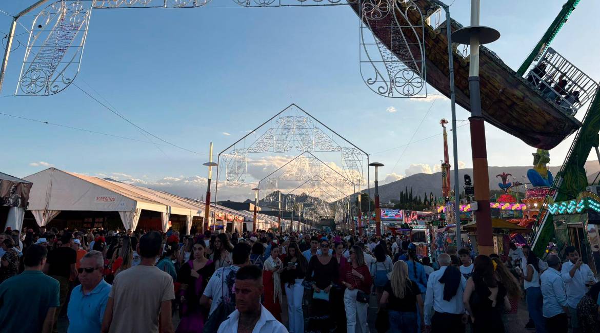 Lleno total en la noche del último sábado de Feria de San Lucas 2025. / Elisabeth Ruiz Martínez / Diario JAÉN.