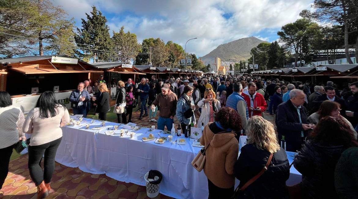 Ambiente en el Recinto Ferial de Martos en la mañana del sábado por la XII Fiesta Anual del Primer Aceite de Jaén. / Álvaro Guzguti / Diario JAÉN.