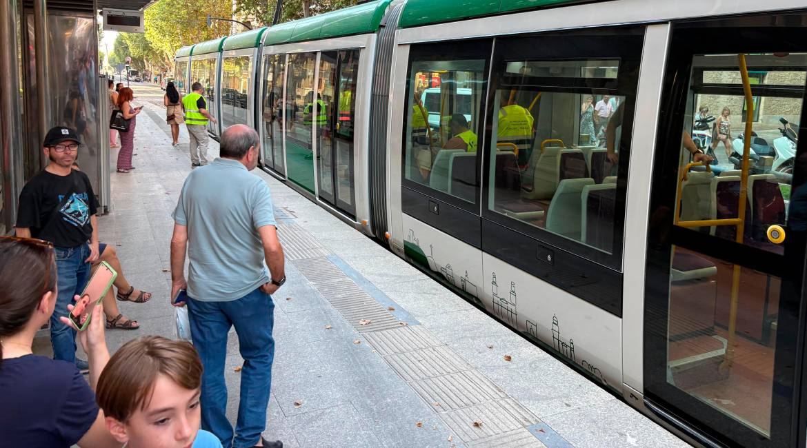 Imagen de archivo del tranvía, a su paso por paseo de la estación, durante el primer simulacro que completó, el 17 de septiembre de 2025. / Elisabeth Ruiz / Diario JAÉN.