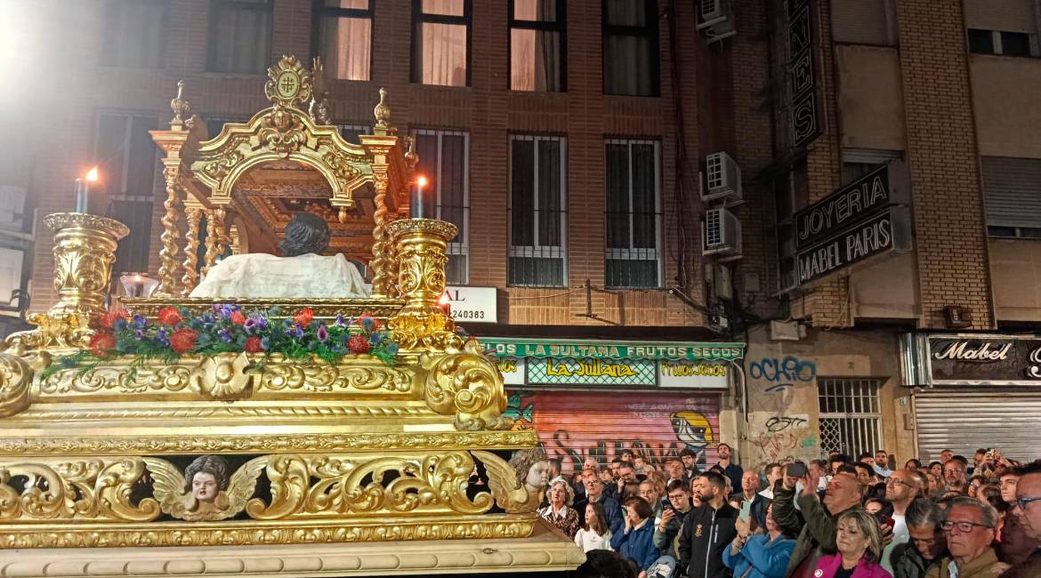 El Cristo Yacente procesiona por la calle San Clemente. / A. Claudio.