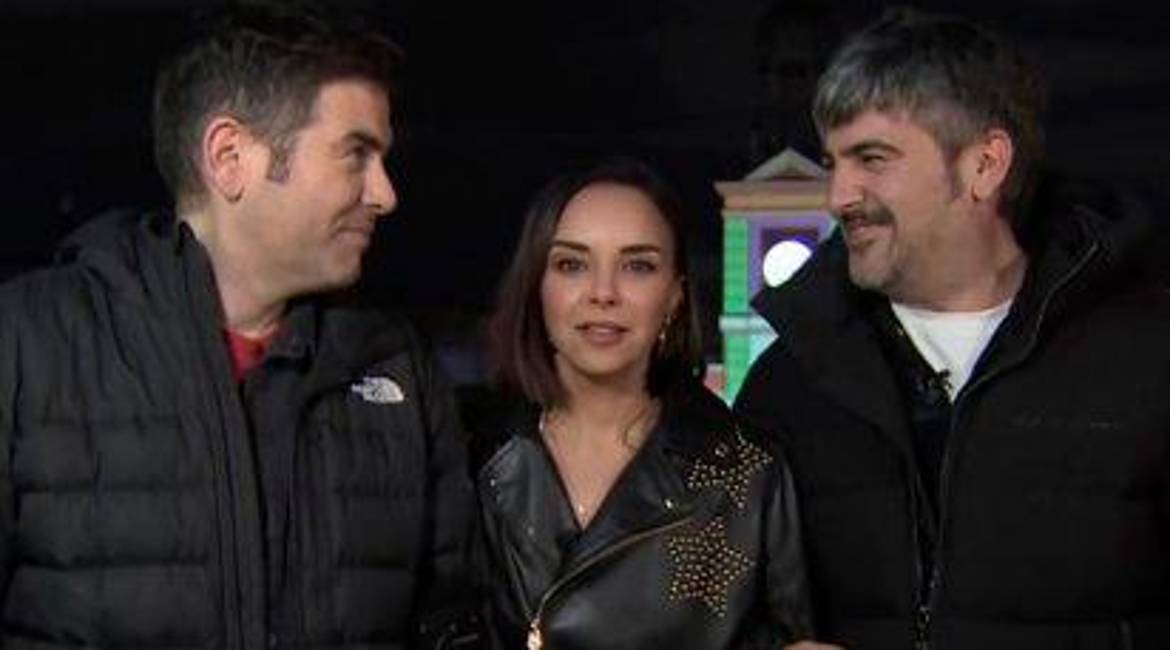 Los hermanos Estopa y Chenoa desde la Puerta del Sol de Madrid en RTVE. / RTVE.