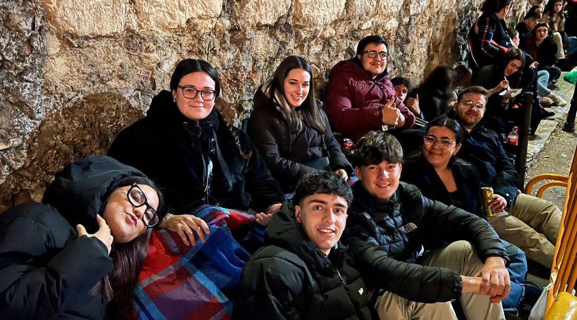 Los jiennenses esperan en las inmediaciones del Camarín la salida de la Cofradía de El Abuelo. / Diario JAÉN.