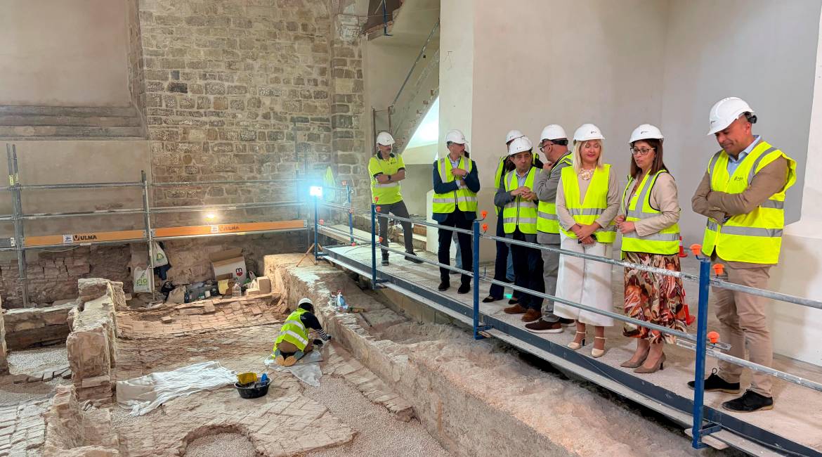 Autoridades hacen una visita técnica a la Iglesia de Santo Domingo para comprobar el avance de las obras de restauración. / Francisco J. Marín / Diario JAÉN.
